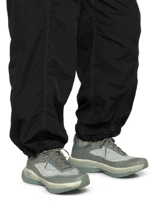 模特儿示范图 - 点击放大 - SALOMON - Neuva Advanced Men's Sneakers