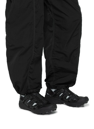 模特儿示范图 - 点击放大 - SALOMON - Udara Advanced Men's Sneakers