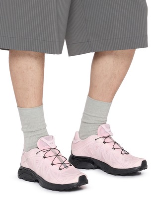 模特儿示范图 - 点击放大 - SALOMON - XT-Whisper Void Low Top Men's Sneakers