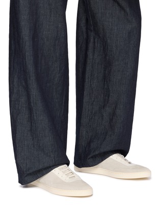 模特儿示范图 - 点击放大 - COMMON PROJECTS - Court Classic Suede Men's Sneakers