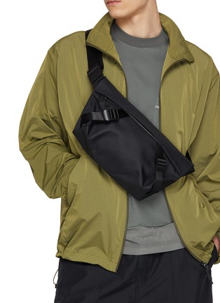 模特儿示范图 - 点击放大 - CÔTE&CIEL - ISARAU XS 斜挎包