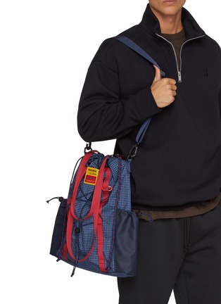 模特儿示范图 - 点击放大 - ELLIKER - X Hikerdelic Carston Tote Bag 13L