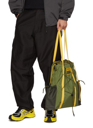 模特儿示范图 - 点击放大 - ELLIKER - X Hikerdelic Carston Tote Bag 13L