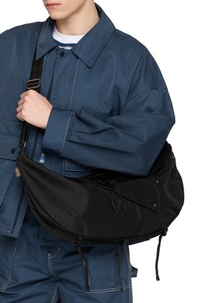 模特儿示范图 - 点击放大 - F/CE. - 420 Re/Cor Shoulder Bag
