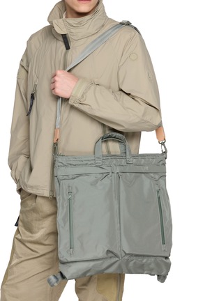 模特儿示范图 - 点击放大 - F/CE. - 420 Re/Cor 3 Way Helmet Bag