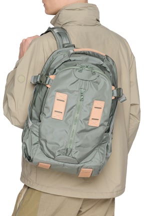 模特儿示范图 - 点击放大 - F/CE. - 420 Re/Cor Ballon Travel Backpack