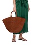 模特儿示范图 - 点击放大 - LIMAIA - Rinah Raffia Tote Bag