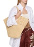 模特儿示范图 - 点击放大 - LIMAIA - Rinah Raffia Tote Bag