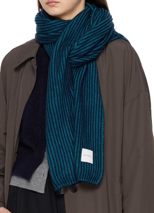 模特儿示范图 - 点击放大 - JOVENS - Bi Colour Stripe Cuff Cashmere Scarf