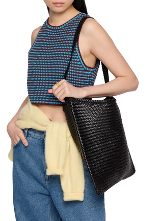 模特儿示范图 - 点击放大 - DRAGON DIFFUSION - Diagonal Square Woven Leather Tote Bag