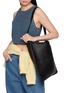 模特儿示范图 - 点击放大 - DRAGON DIFFUSION - Diagonal Square Woven Leather Tote Bag