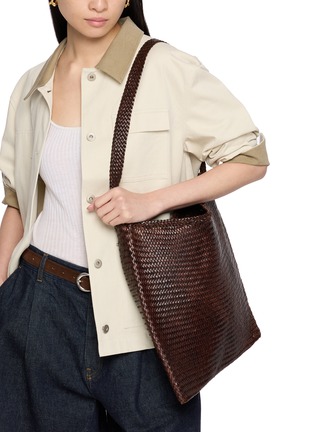 模特儿示范图 - 点击放大 - DRAGON DIFFUSION - Diagonal Square Woven Leather Tote Bag