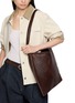 模特儿示范图 - 点击放大 - DRAGON DIFFUSION - Diagonal Square Woven Leather Tote Bag