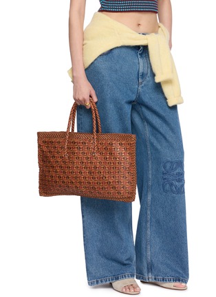 模特儿示范图 - 点击放大 - DRAGON DIFFUSION - Maori Kete Leather Tote Bag