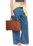 模特儿示范图 - 点击放大 - DRAGON DIFFUSION - Maori Kete Leather Tote Bag