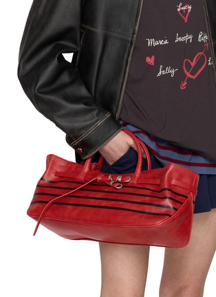 模特儿示范图 - 点击放大 - MARGESHERWOOD - X Peanuts Grandma Used Striped Leather Top Handle Bag