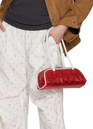 模特儿示范图 - 点击放大 - MARGESHERWOOD - X Peanuts Mini Soft Boston Ruffled Leather East West Bag