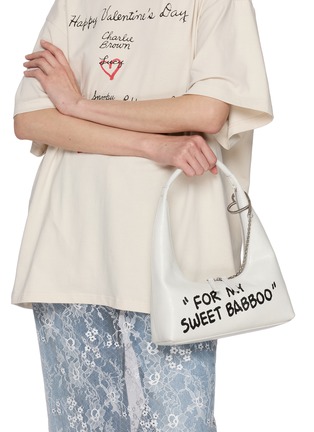 模特儿示范图 - 点击放大 - MARGESHERWOOD - X Peanuts Printed Leather Hobo Shoulder Bag