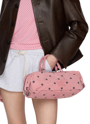 模特儿示范图 - 点击放大 - MARGESHERWOOD - X Peanuts Dumpling East West Suede Tote Bag