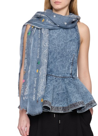 模特儿示范图 - 点击放大 - CITRUS - 印花刺绣亚麻围巾