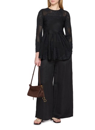 模特儿示范图 - 点击放大 - PEPA POMBO - Floral Mesh Peplum Blouse