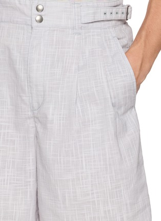 - J∞QUALITY  - Buckled Side Strap Pleated Shorts