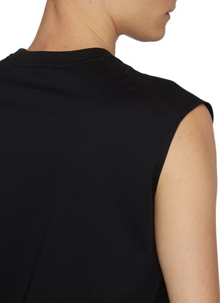  - J∞QUALITY  - Sleeveless Crewneck T-Shirt