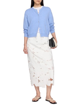 模特儿示范图 - 点击放大 - BOINIGAN - Floral Cutwork Lace Cotton Midi Straight Skirt