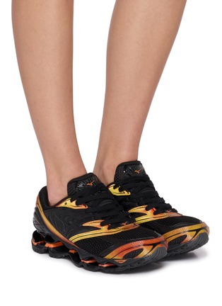 模特儿示范图 - 点击放大 - MIZUNO - Wave Prophecy LS Tokyo Drift Unisex Sneakers