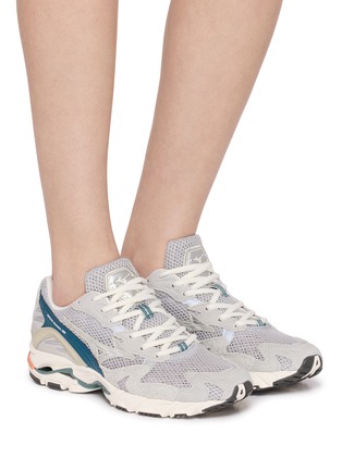 模特儿示范图 - 点击放大 - MIZUNO - 中性款 WAVE RIDER 10 PREMIUM 系带运动鞋