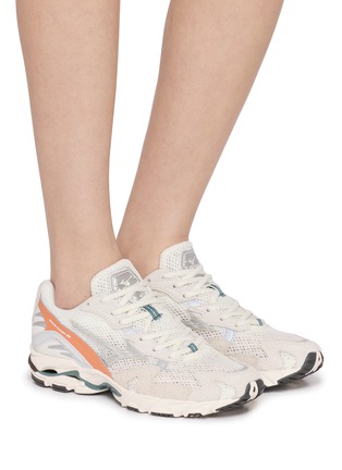 模特儿示范图 - 点击放大 - MIZUNO - 中性款 WAVE RIDER 10 PREMIUM 系带运动鞋