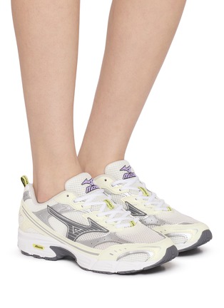 模特儿示范图 - 点击放大 - MIZUNO - 中性款 MXR 系带运动鞋
