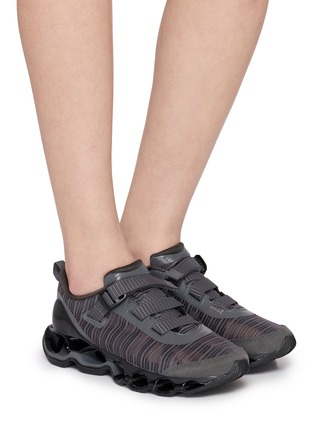 模特儿示范图 - 点击放大 - MIZUNO - Wave Prophecy Strap 2 Unisex Sneakers