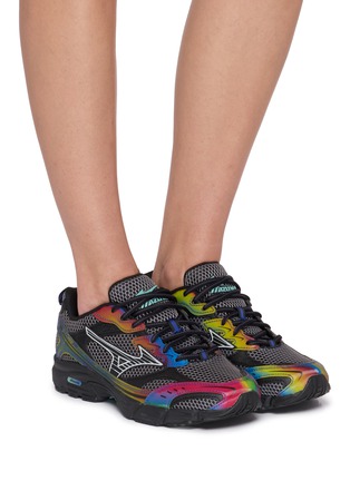 模特儿示范图 - 点击放大 - MIZUNO - MXR Tokyo Drift Unisex Sneakers