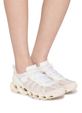 模特儿示范图 - 点击放大 - MIZUNO - Wave Prophecy Strap 2 Unisex Sneakers