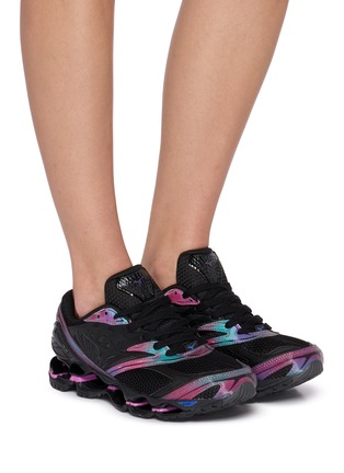 模特儿示范图 - 点击放大 - MIZUNO - Wave Prophecy LS Tokyo Drift Unisex Sneakers