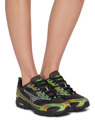 模特儿示范图 - 点击放大 - MIZUNO - MXR Tokyo Drift Unisex Sneakers