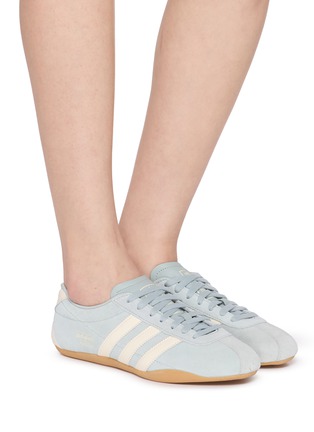 模特儿示范图 - 点击放大 - ADIDAS - Tokyo Low Top Women's Sneakers