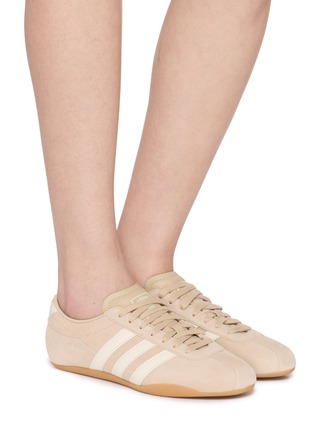 模特儿示范图 - 点击放大 - ADIDAS - Tokyo Low Top Women's Sneakers