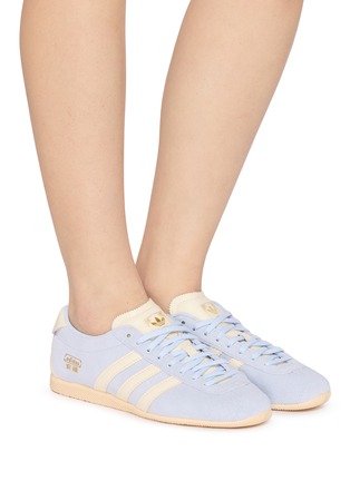 模特儿示范图 - 点击放大 - ADIDAS - 女款 NEW TOKYO 系带运动鞋