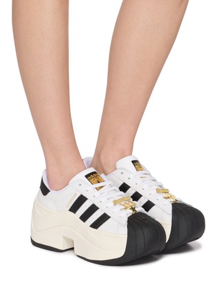 模特儿示范图 - 点击放大 - ADIDAS - 女款 SUPERSTAR BOLD 系带运动鞋