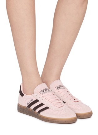 模特儿示范图 - 点击放大 - ADIDAS - 女款 HANDBALL SPEZIAL W 系带运动鞋