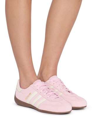 模特儿示范图 - 点击放大 - ADIDAS - Handball Spezial Lo Pro Women's Sneakers