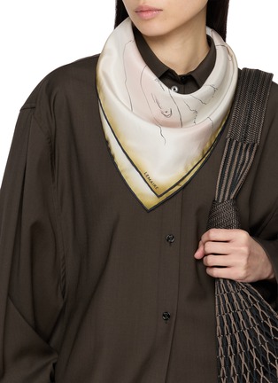 模特儿示范图 - 点击放大 - LEMAIRE - HABOTAI 真丝围巾