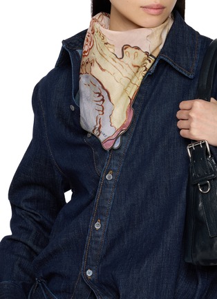 模特儿示范图 - 点击放大 - LEMAIRE - 不规则印花纯棉围巾