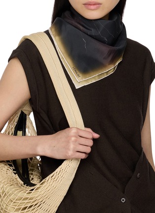 模特儿示范图 - 点击放大 - LEMAIRE - HABOTAI 真丝围巾