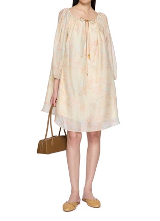 模特儿示范图 - 点击放大 - BERNADETTE - Bonnie Jasmin Print Drawstring Off Shoulder Dress