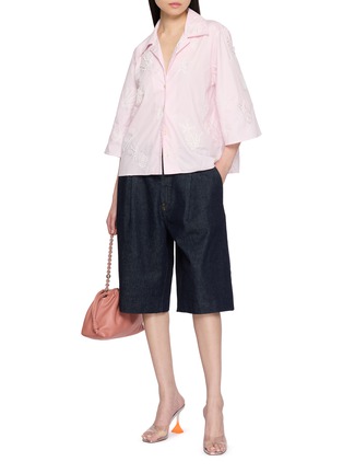 模特儿示范图 - 点击放大 - BERNADETTE - Short Sleeve Petit Beurre Embroidered Cotton Shirt