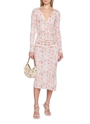 模特儿示范图 - 点击放大 - BERNADETTE - Evangeline Long Sleeve V-Neck Floral Print Top