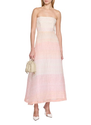 模特儿示范图 - 点击放大 - BERNADETTE - Odette Strapless Textured Gradient Maxi Dress